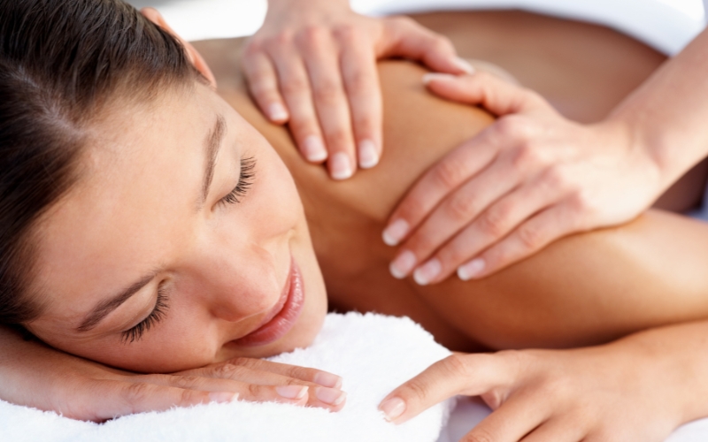 Massage ấn vùng căng cơ