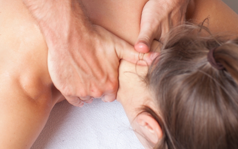 Massage bóp dọc theo phần cơ sau cổ