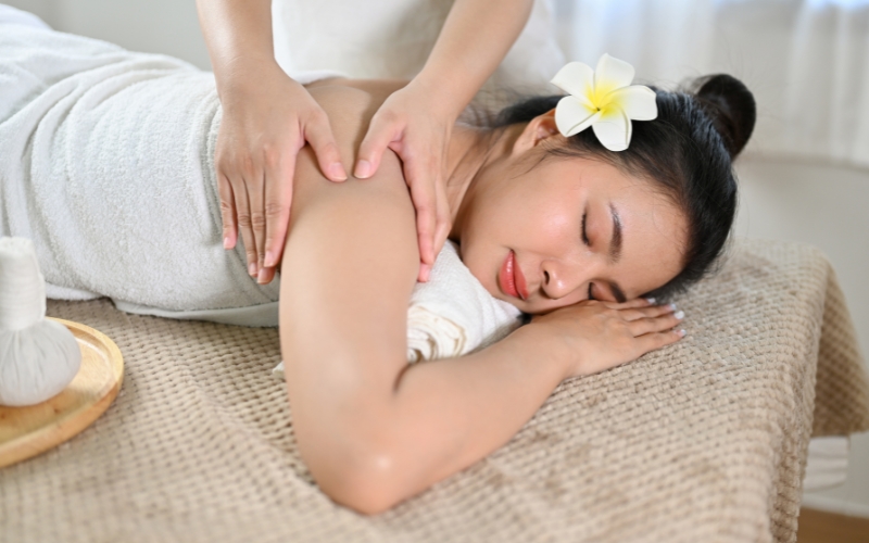 Massage cánh tay trên