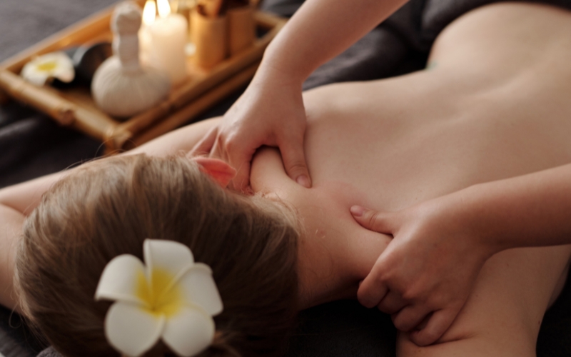 Massage giữa hai bả vai