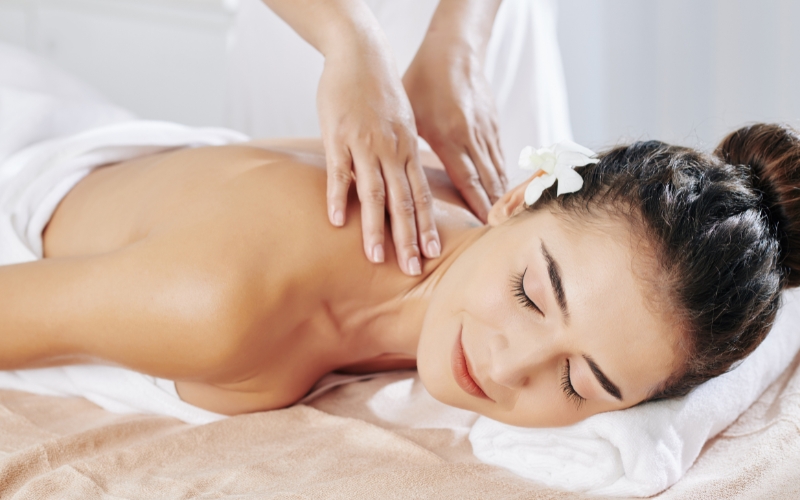 Massage lăn tay vùng dưới cổ