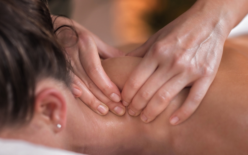 Massage mặt ngoài bả vai