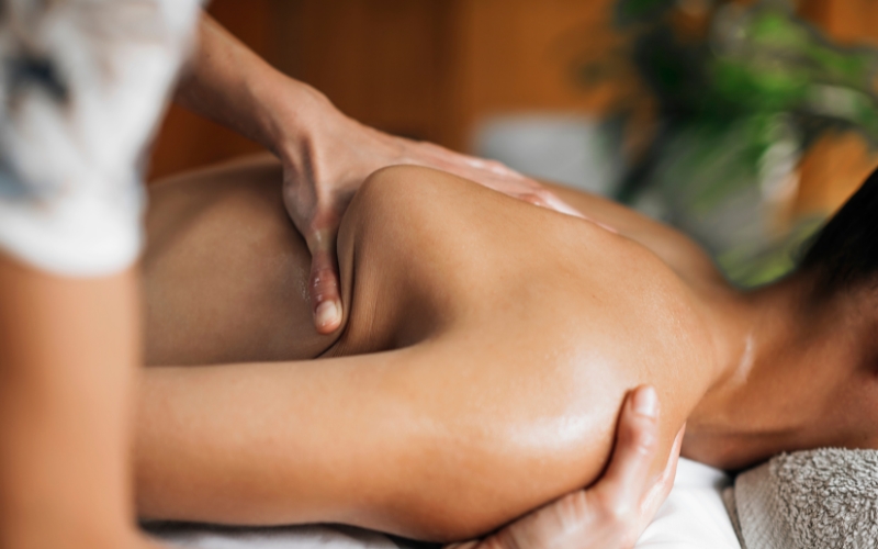 Massage miết ngón tay làm quen với cơ thể