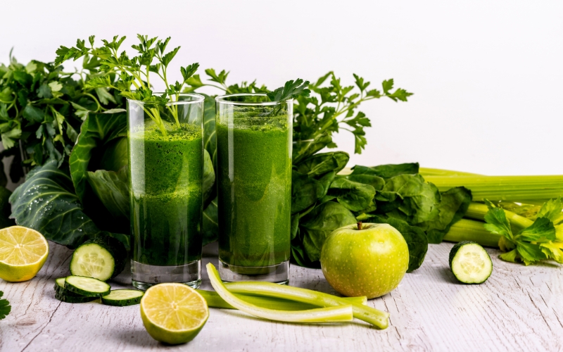 Nước detox cải kale, cải bó xôi, cần tây và táo