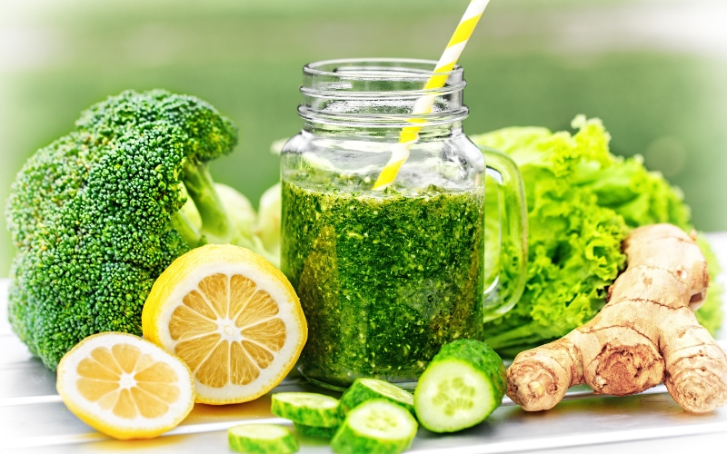 Nước detox cải xoăn, xà lách, chanh, dưa chuột và táo