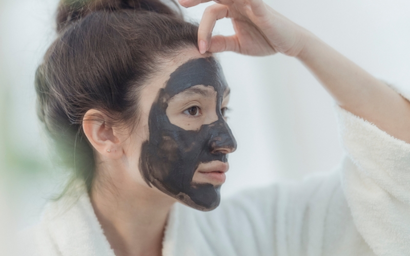 Đắp mặt nạ đất sét để làm sạch mụn