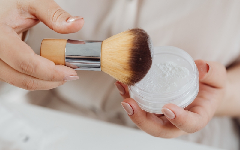 Phủ một lớp phấn mỏng để kiềm dầu