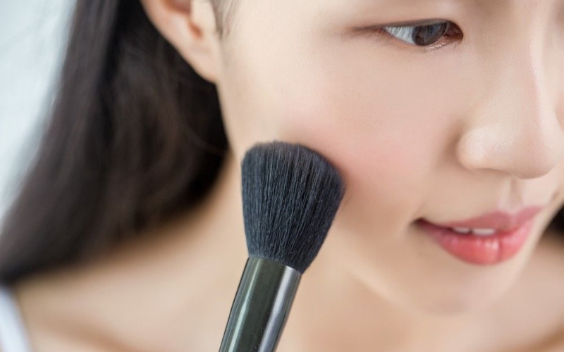 Thoa má hồng tạo sức sống cho gương mặt
