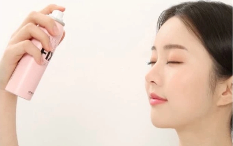 Xịt khóa lớp makeup để giữ lâu