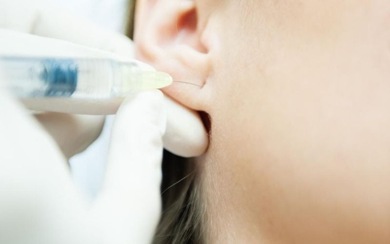 Có nên tiêm tai tài lộc không