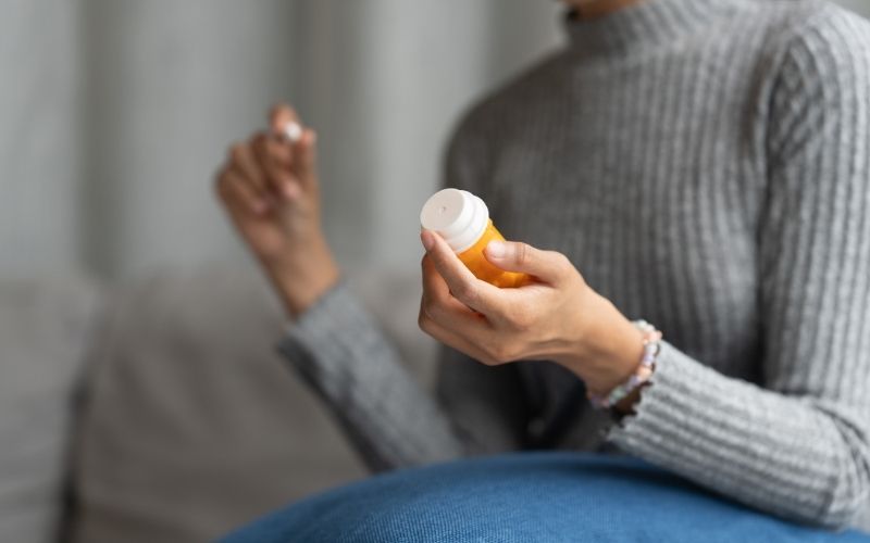 Có nên uống vitamin B2 trị mụn không