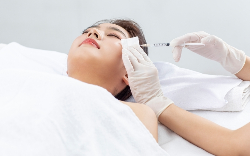 Tiêm filler làm đầy thái dương có thể gây đau đầu không